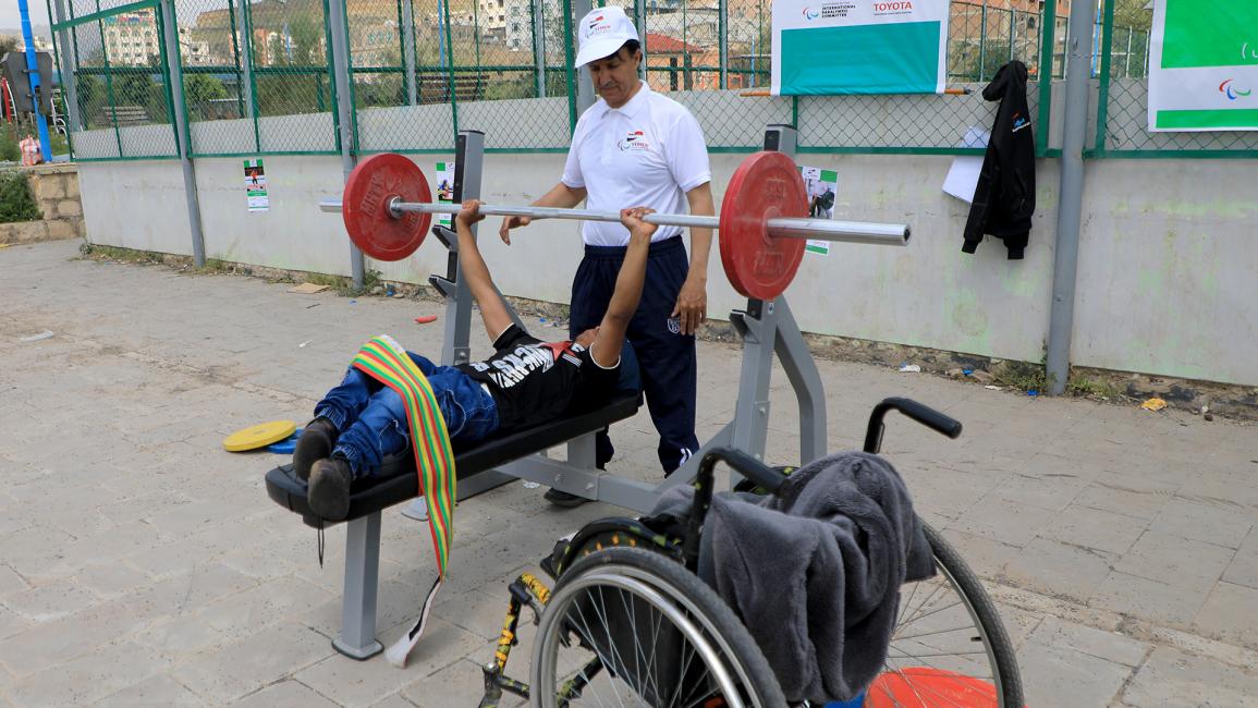 يمني من ذوي الاحتياجات يشارك في بطولة رفع الأثقال (محمد حويس/ وكالة الصحافة الفرنسية)