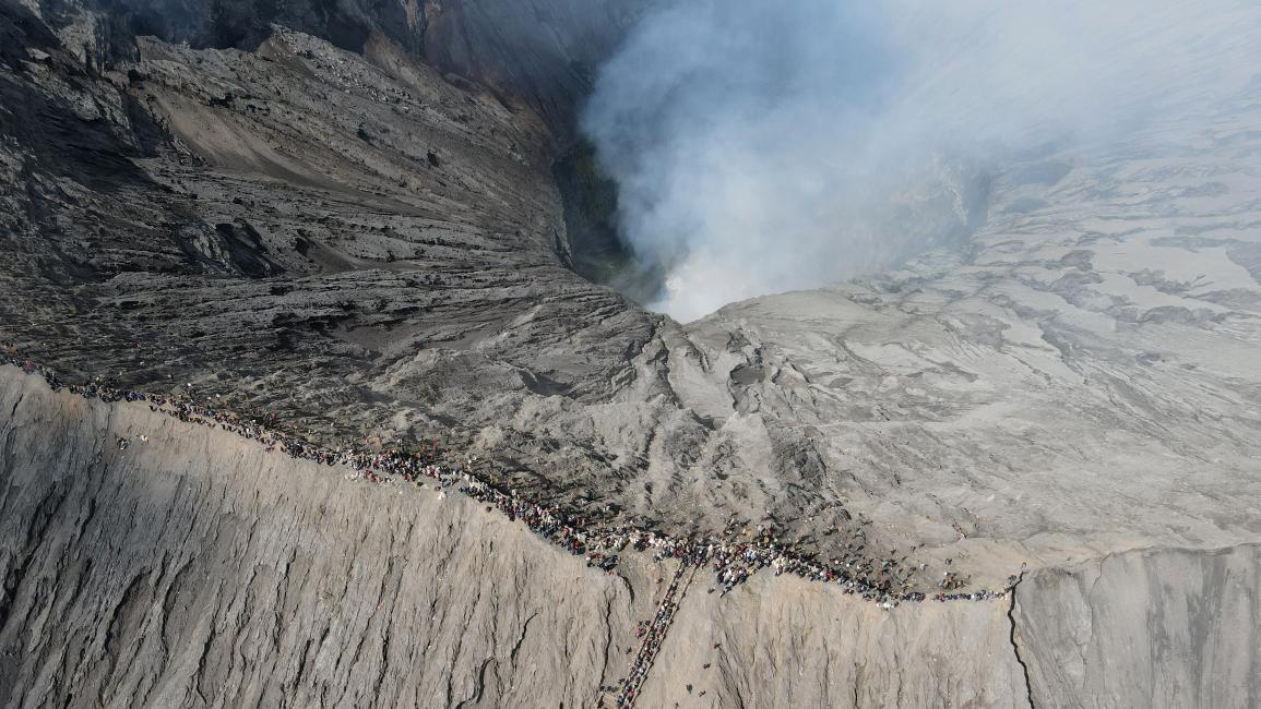 "يادنيا كاسادا".. احتفال ديني قديم على فوهة بركان في إندونيسيا