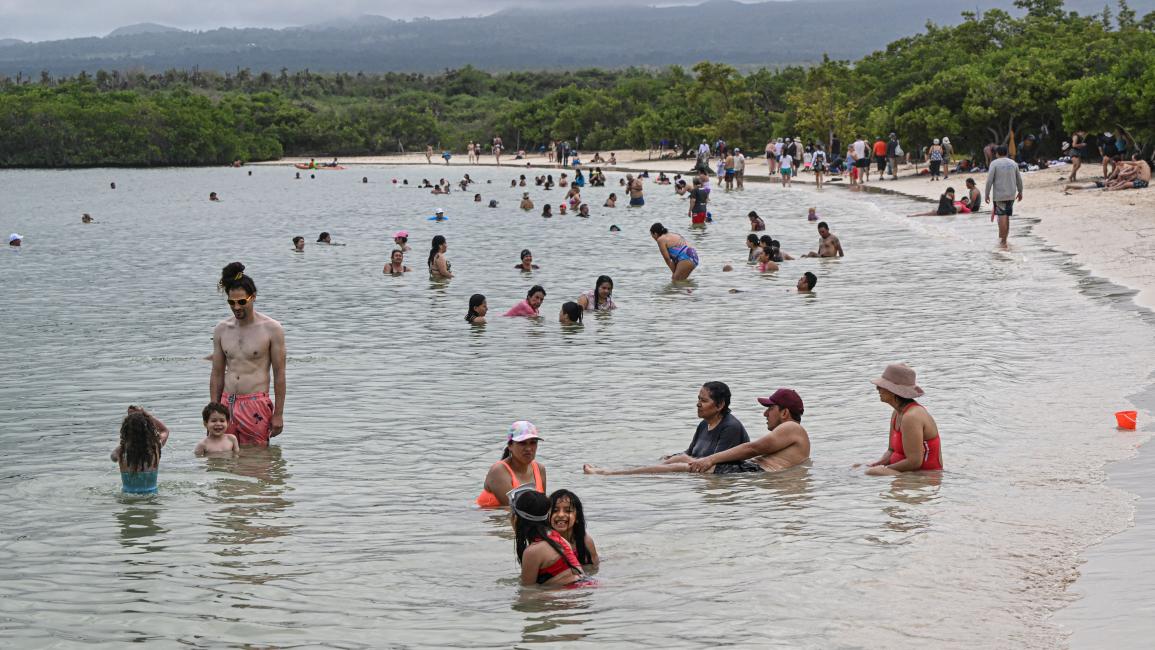 يقاومون ارتفاع الحرارة بالسباحة في الإكوادور (إرنستو بينافيديس/فرانس برس)