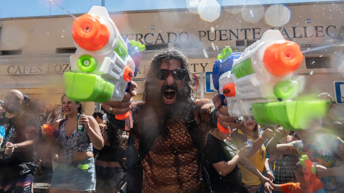 حرب المياه الباردة.. مهرجان سنوي في إسبانيا