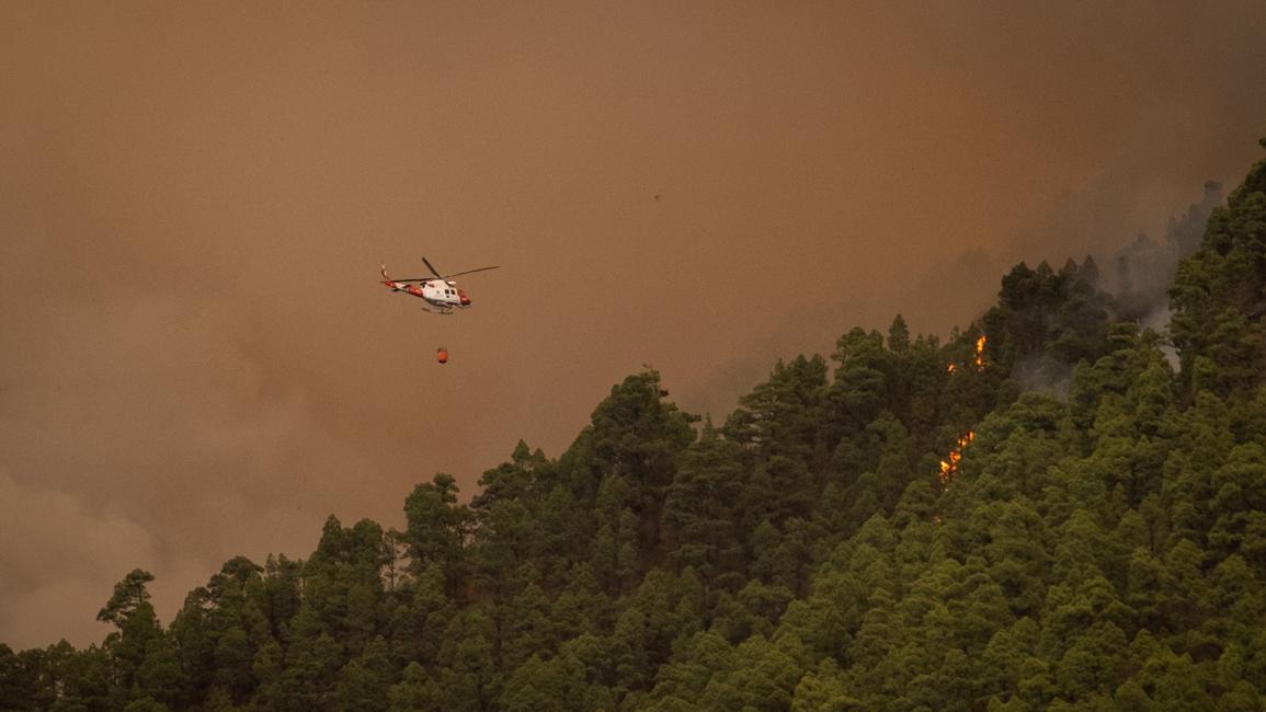 طائرات الهليكوبتر لمكافحة الحرائق تكافح النيران (أندريس جوتيريز/ الأناضول)