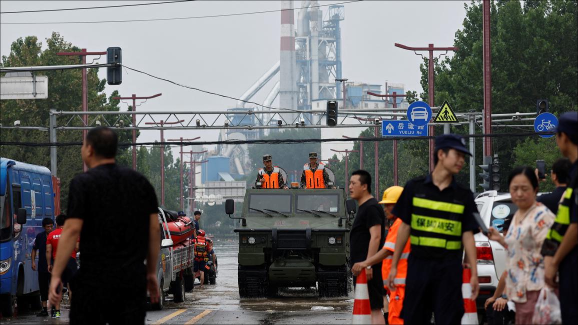 فرق الإنقاذ مستعدة لتوفير المساعدات للمواطنين (رويترز/تينغشو وانغ)
