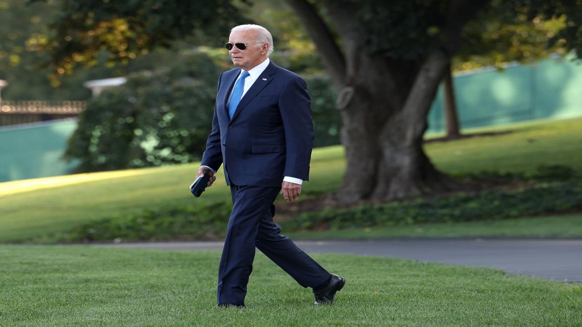 الرئيس الأميركي جو بايدن يخرج من البيت الأبيض في واشنطن في 17/9/2023 (Getty)