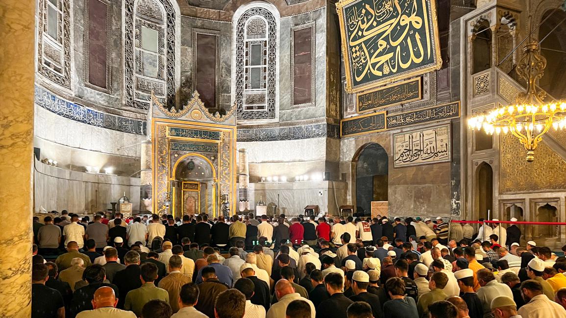 صلاة في مسجد آيا صوفيا الكبير بإسطنبول، تركيا بمناسبة المولد النبوي (ساركان أوزكورنازلي/Getty)