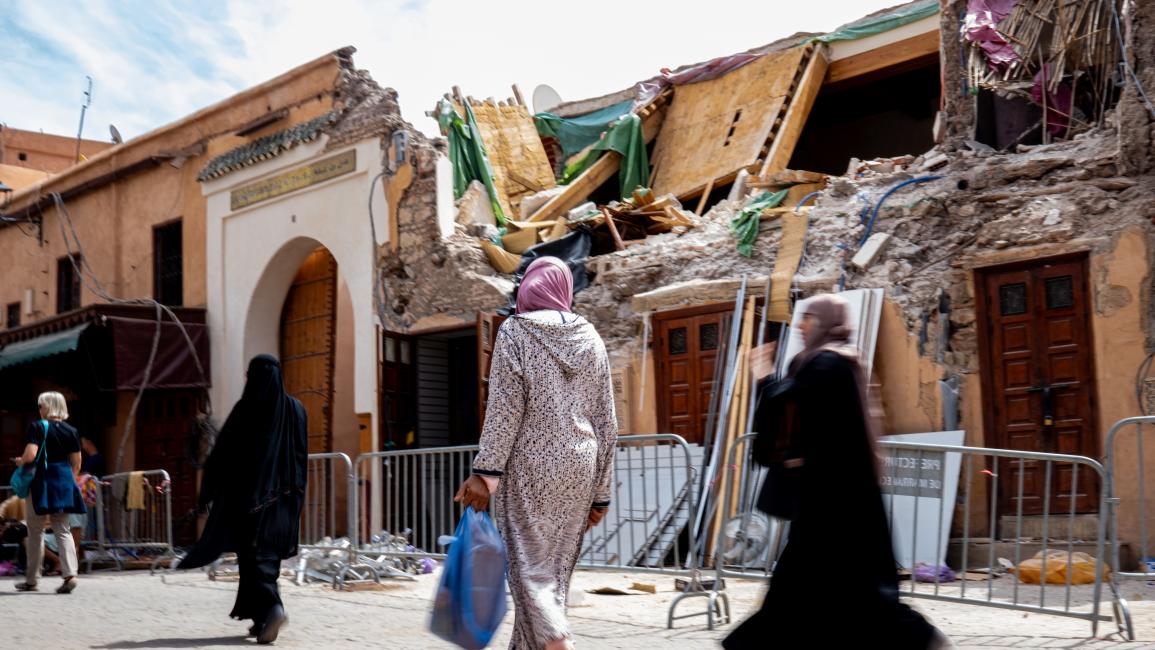 حواجز لحماية السكان من ركام الزلزال (ألكسي روزينفلد/Getty)