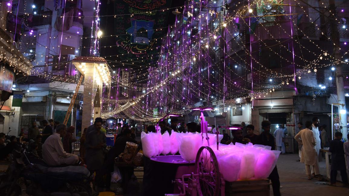 شارع مضاء بإنارة وزينة ملونة احتفالاً بالمولد النبوي في كراتشي، باكستان (صابر مظهر/Getty)