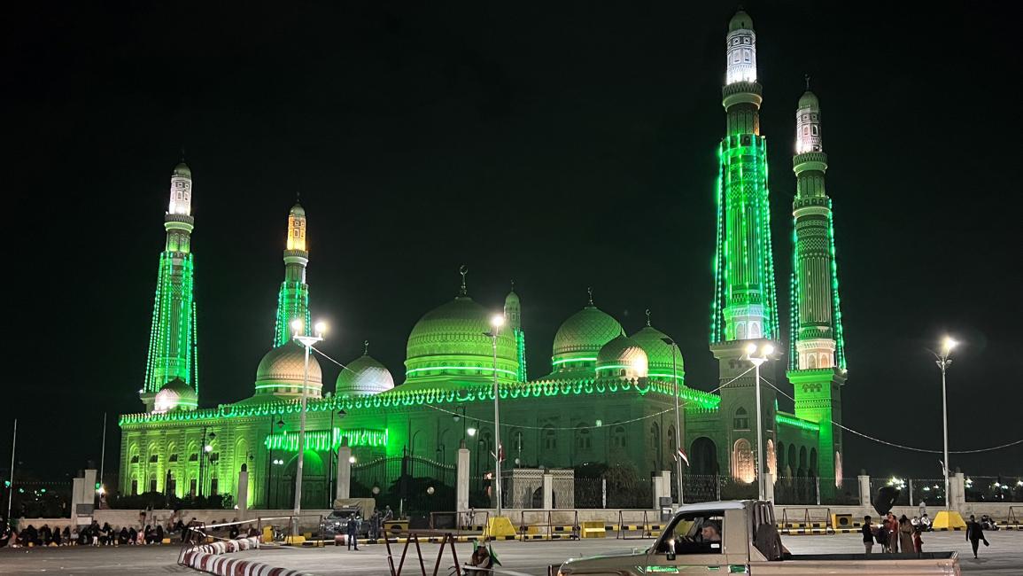 مساجد مزينة بأضواء خضراء في العاصمة اليمنية صنعاء (محمد حمود/Getty)