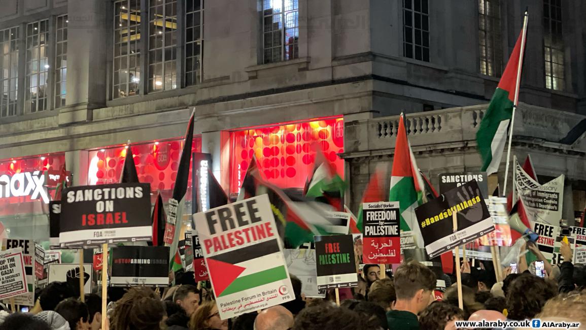 متظاهرين مؤيدين لفلسطين يتجمعون بالقرب من السفارة الإسرائيلية في لندن