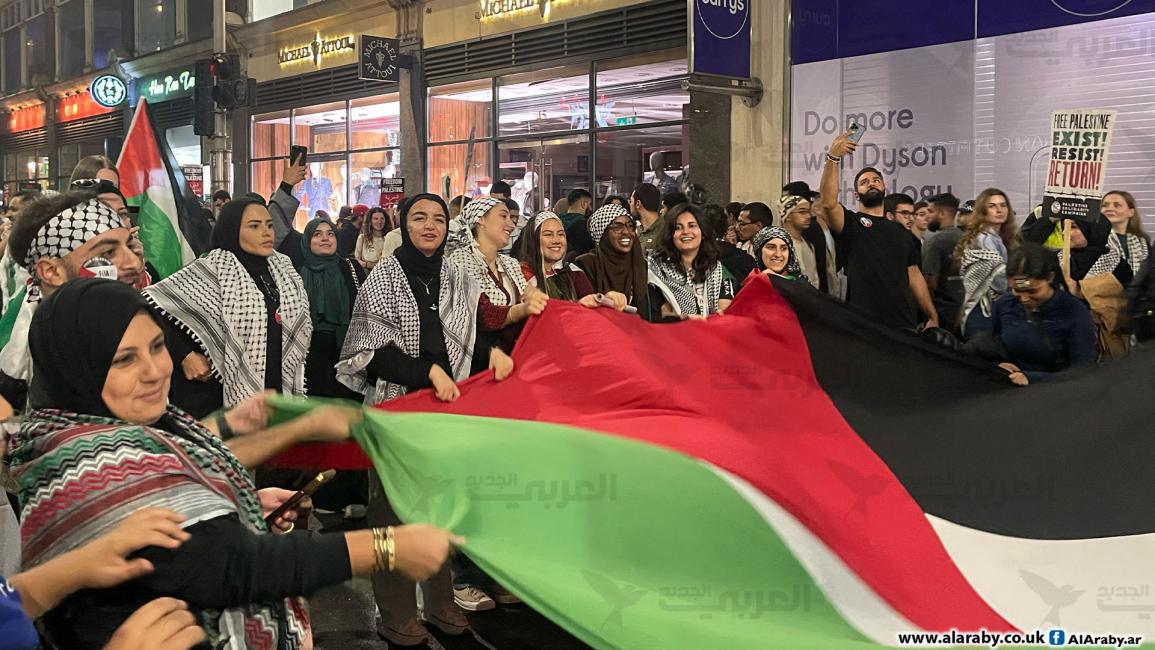 متظاهرين مؤيدين لفلسطين يتجمعون بالقرب من السفارة الإسرائيلية في لندن