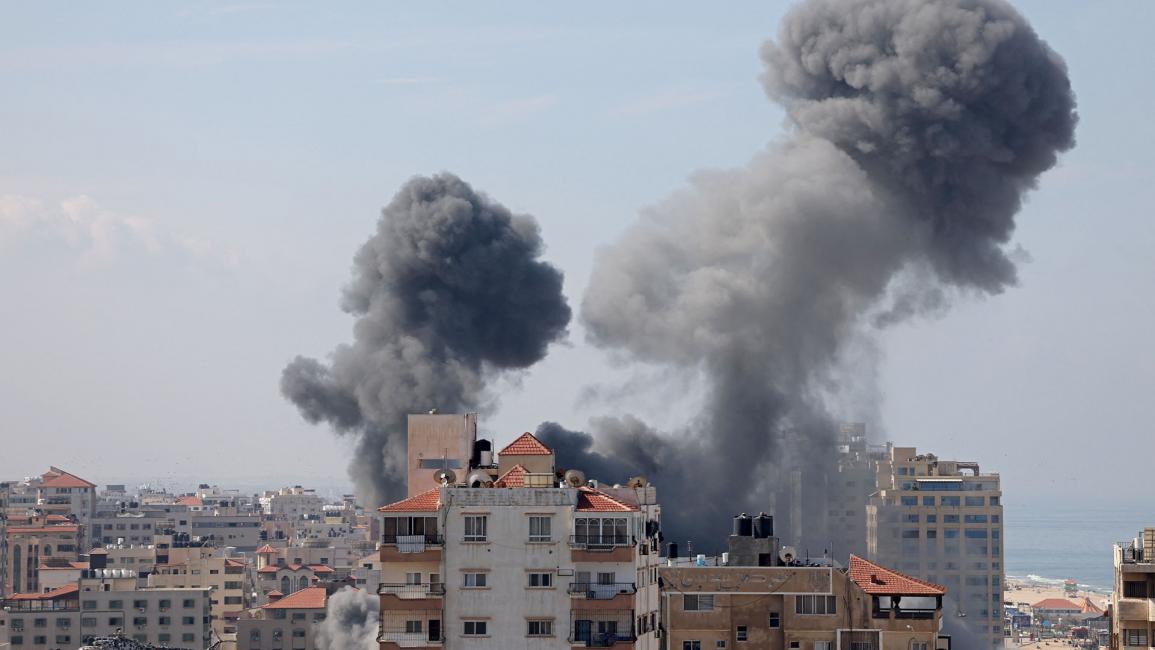  دخان يتصاعد من مبنى سكني في أعقاب غارة جوية إسرائيلية في مدينة غزة (محمد عابد/فرانس برس)