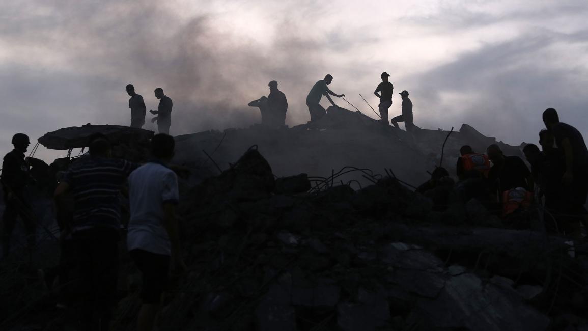 عمليات بحث وإنقاذ في موقع الغارات الإسرائيلية (أحمد زقوت/Getty)