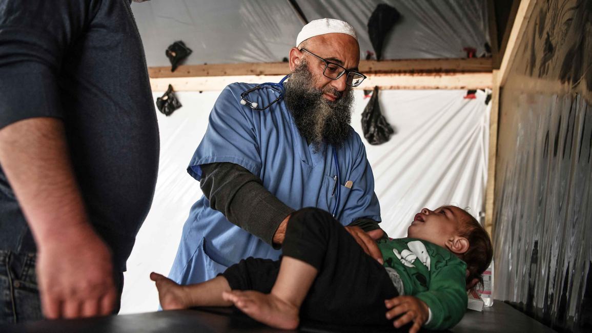 الطبيب حسن القهوجي يداوي الجروح في غزة (عابد زقوت/الأناضول)