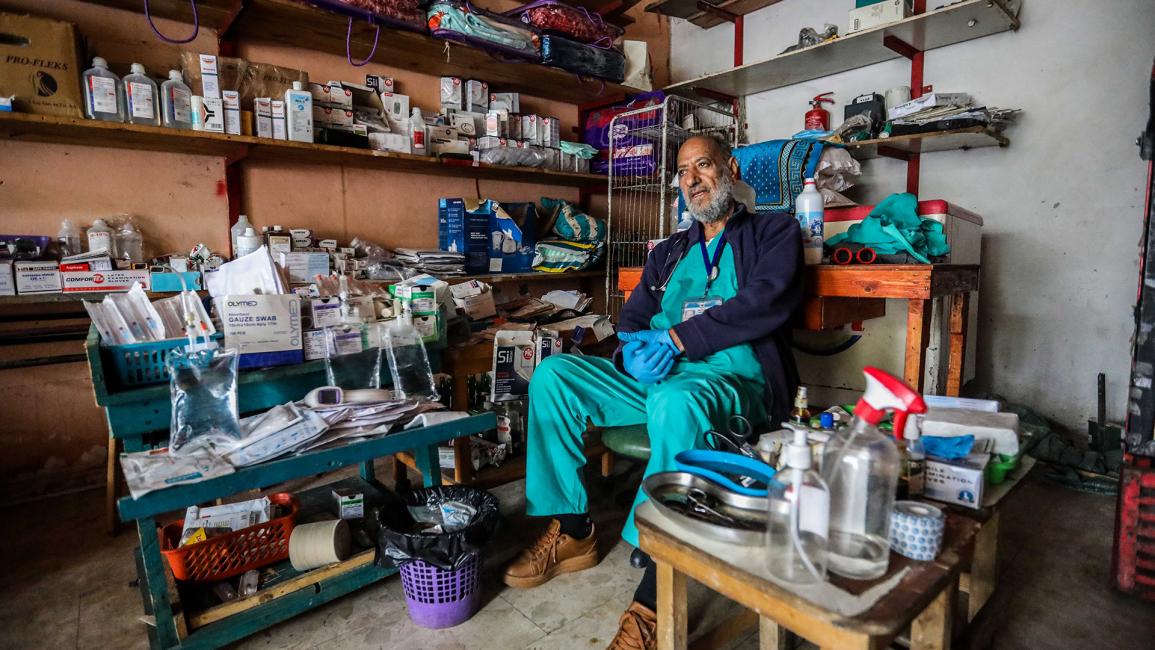 ممرض متقاعد يعالج الفلسطينيين النازحين في سوبر ماركت (أحمد حسب الله/ Getty)
