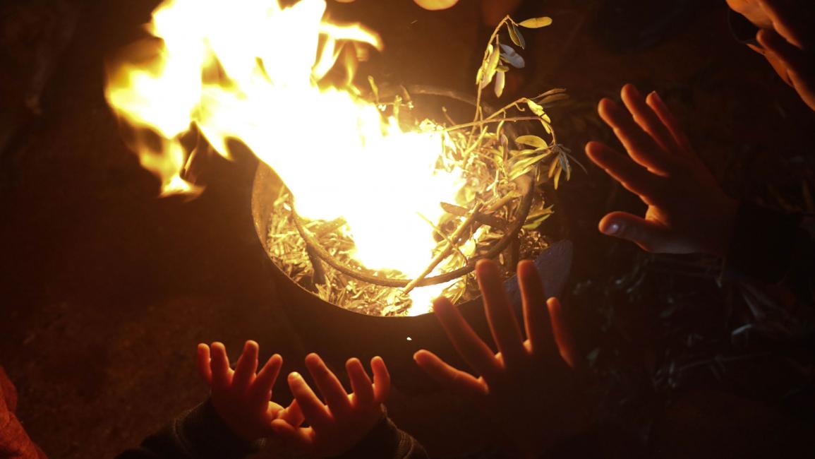 الشتاء يفاقم معاناة النازحين في إدلب: يحرقون النفايات طلباً للتدفئة