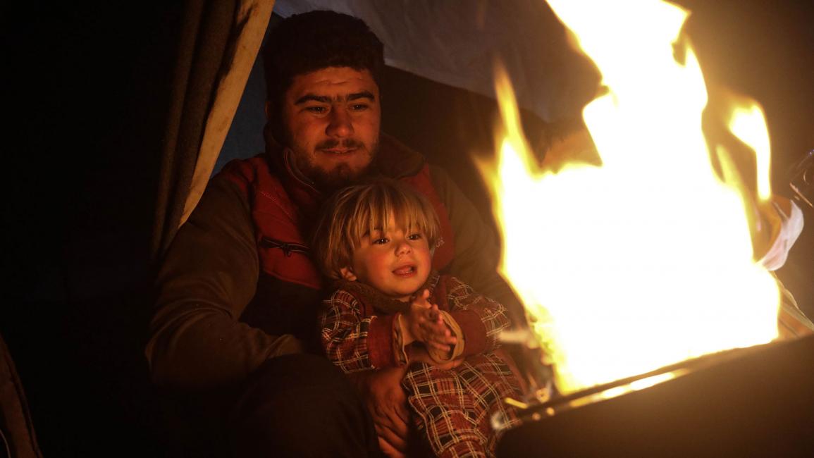 الشتاء يفاقم معاناة النازحين في إدلب: يحرقون النفايات طلباً للتدفئة