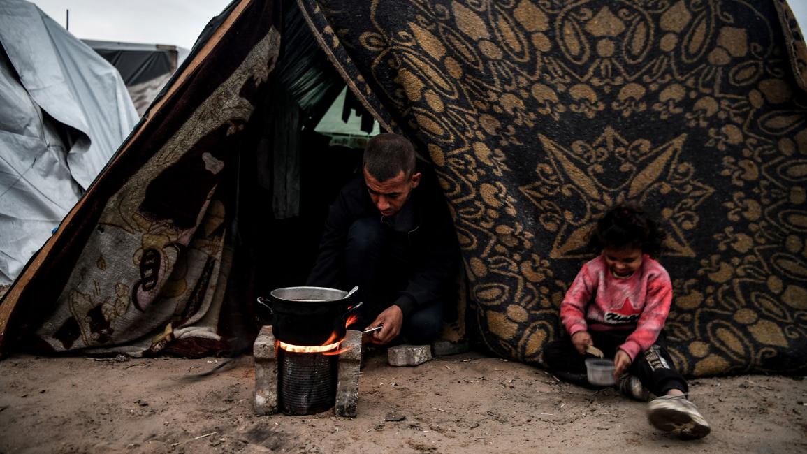 نازحون فلسطينيون في خيام رفح.. جوع وبرد وأمراض