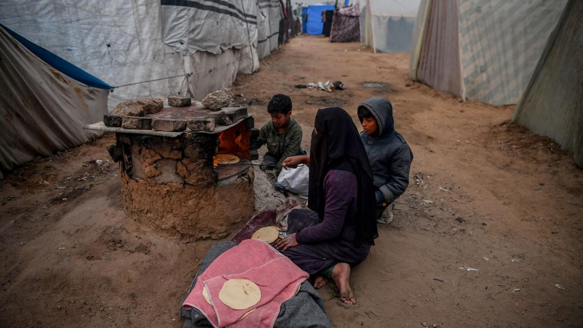 نازحون فلسطينيون في خيام رفح.. جوع وبرد وأمراض