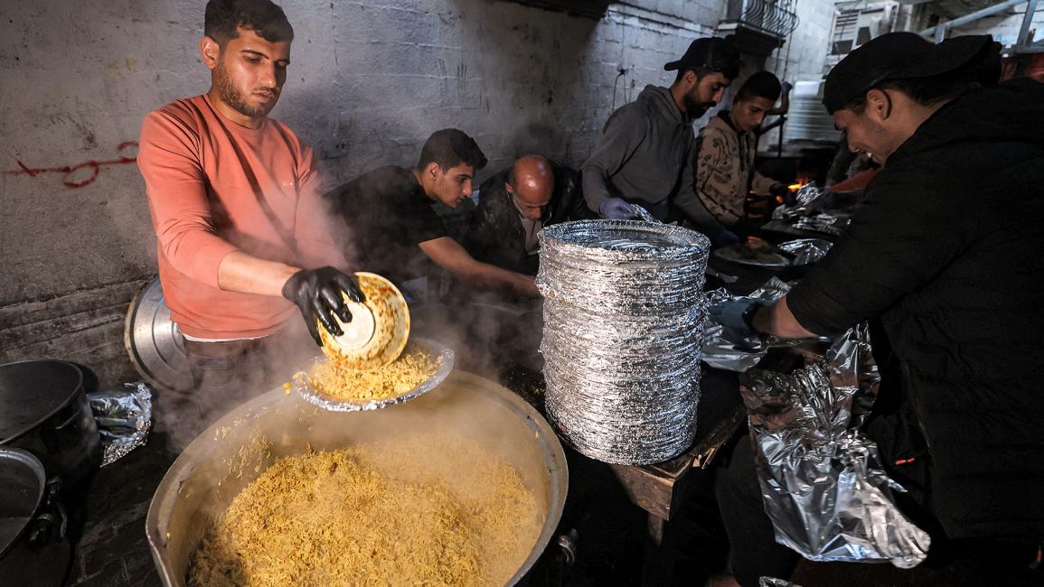 إفطار جماعي للفلسطينيين في شوارع رفح رغم الحرب على غزة
