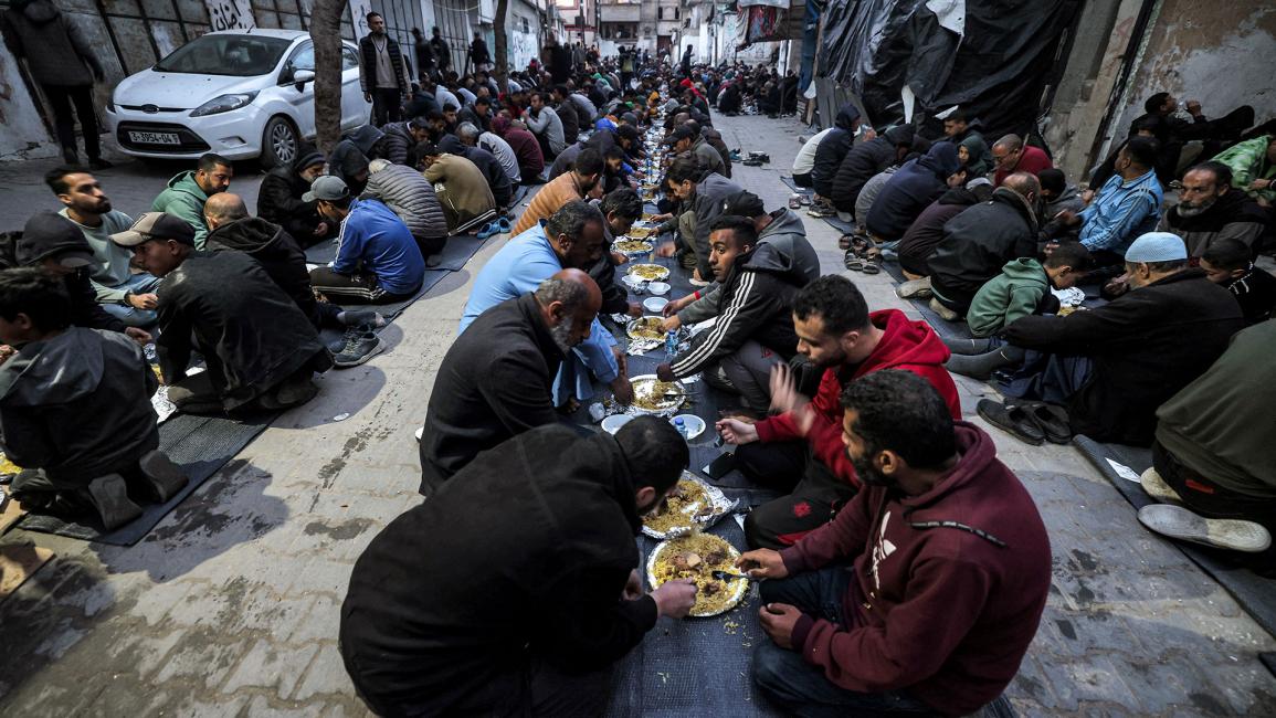 إفطار جماعي للفلسطينيين في شوارع رفح رغم الحرب على غزة