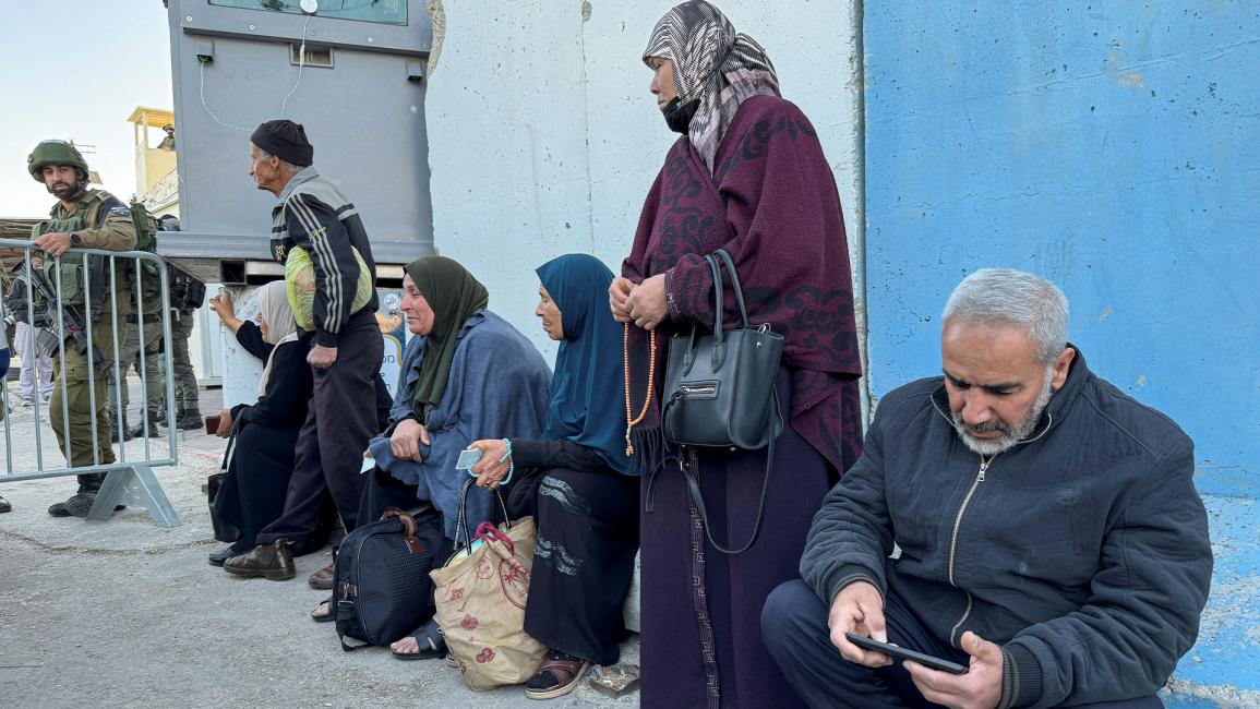 في آخر جمعة من رمضان.. مسنّون ينتظرون السماح لهم بدخول الأقصى