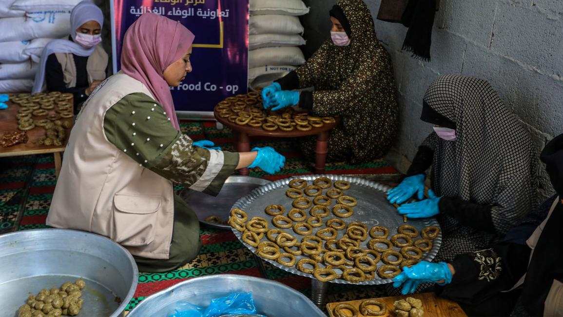 فلسطينيات يصنعن كعك العيد في رفح رغم القصف الإسرائيلي
