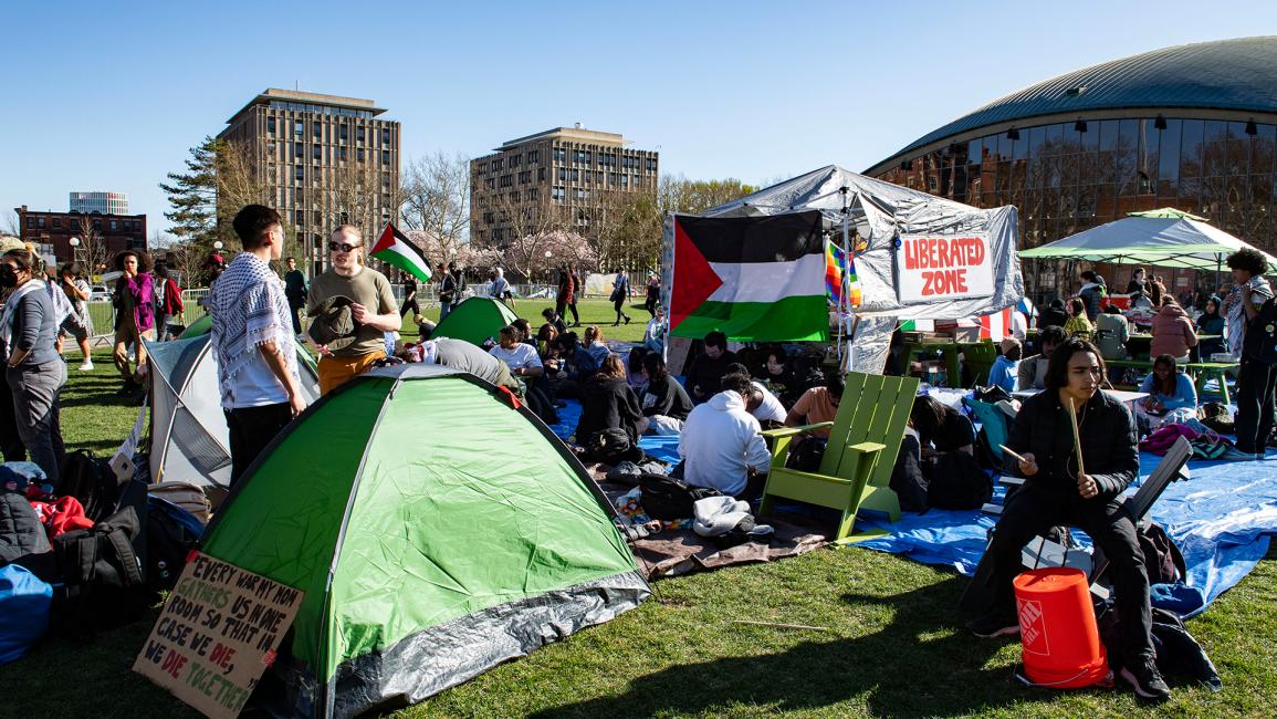مؤيدون لفلسطين من معهد ماساتشوستس للتكنولوجيا في كامبريدج (جوزيف بريزيوسو/ Getty)