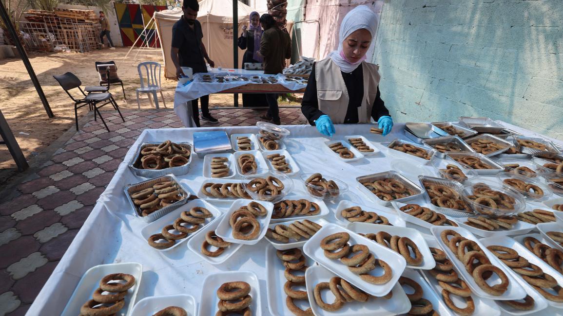 فلسطينيات يصنعن كعك العيد في رفح رغم القصف الإسرائيلي