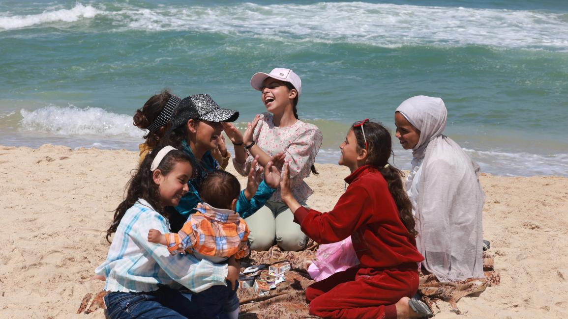 لعبة فتيات على شاطئ البحر (محمد عابد/فرانس برس)