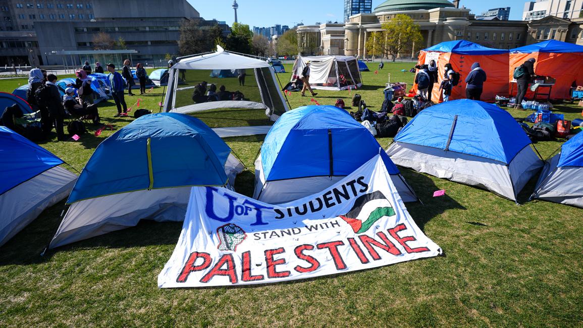 لافتة كتبها الطلاب تضامناً مع فلسطين (ميرت ألبر درويش/الأناضول)