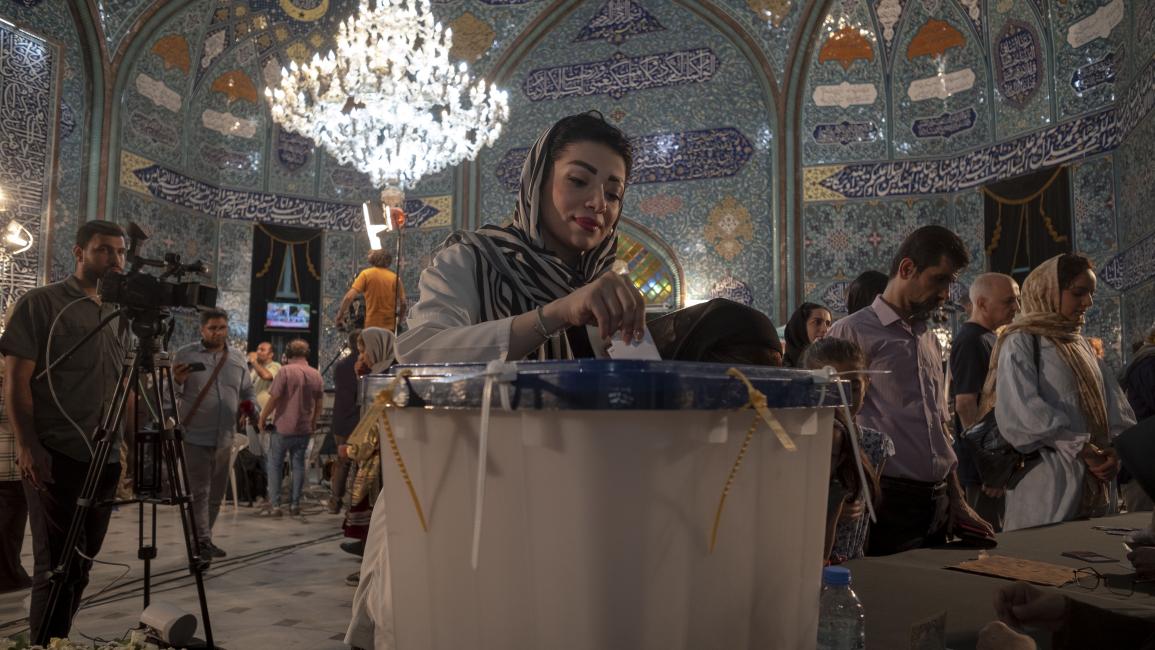 شابة إيرانية تدلي بصوتها في مسجد يستخدم مركز اقتراع خلال الانتخابات الرئاسية المبكرة (Getty 28L 6 L2024) 