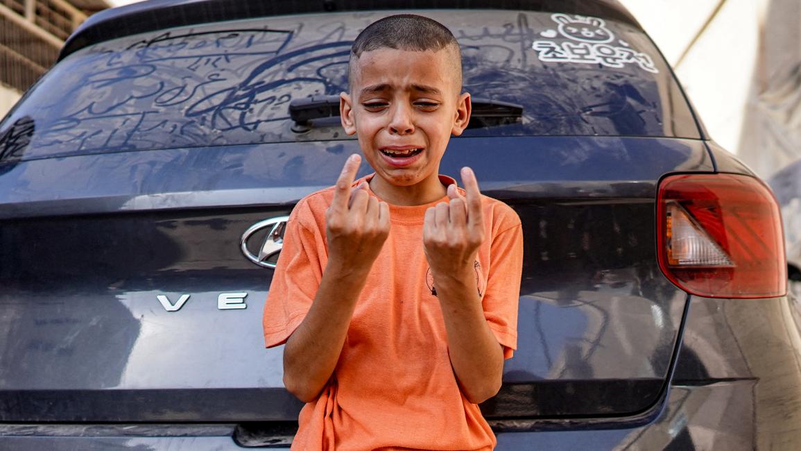 طفل يبكي على فقدان شقيقته التي قُتلت على يد الاحتلال الإسرائيلي (بشار طالب/ Getty)