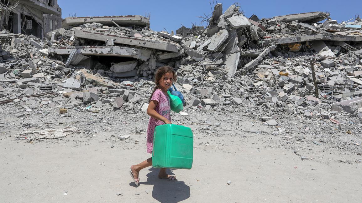 تواصل طفلة فلسطينية البحث عن ماء للشرب في خانيونس (عبد الرحيم الخطيب/ Getty)