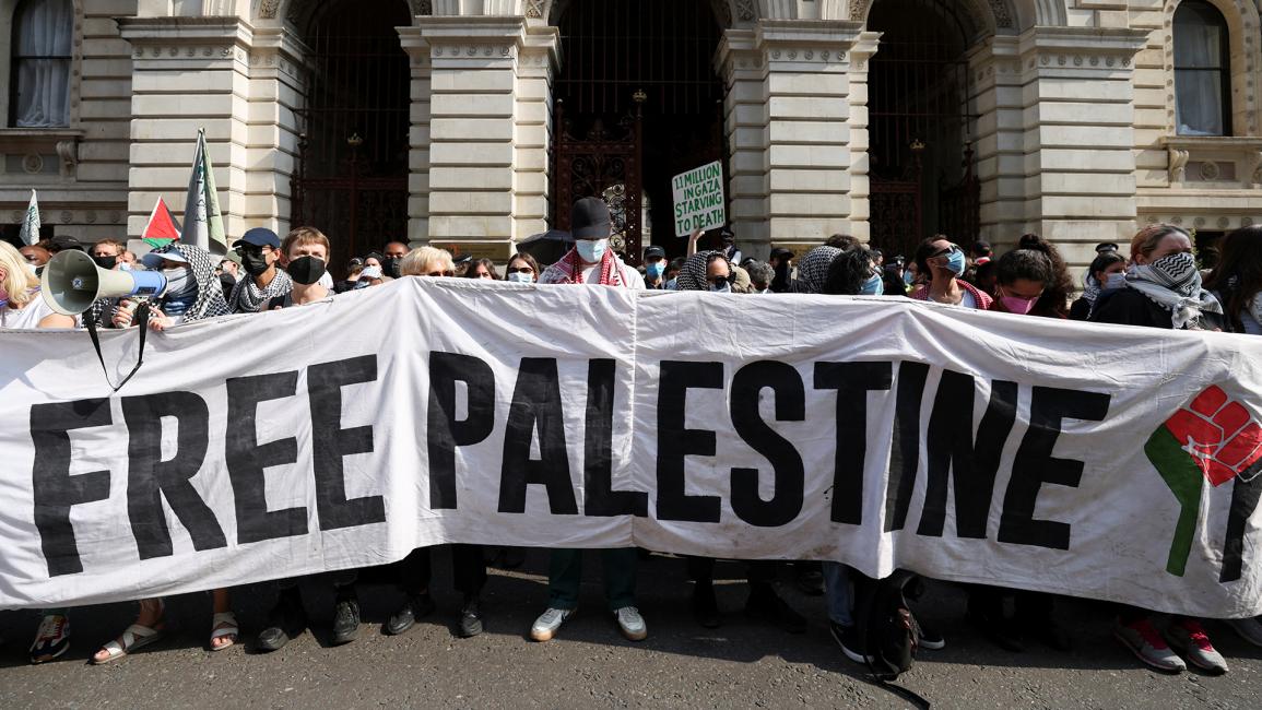 حمل المتظاهرون لافتة "الحرية لفلسطين" (رويترز / هولي آدامز)