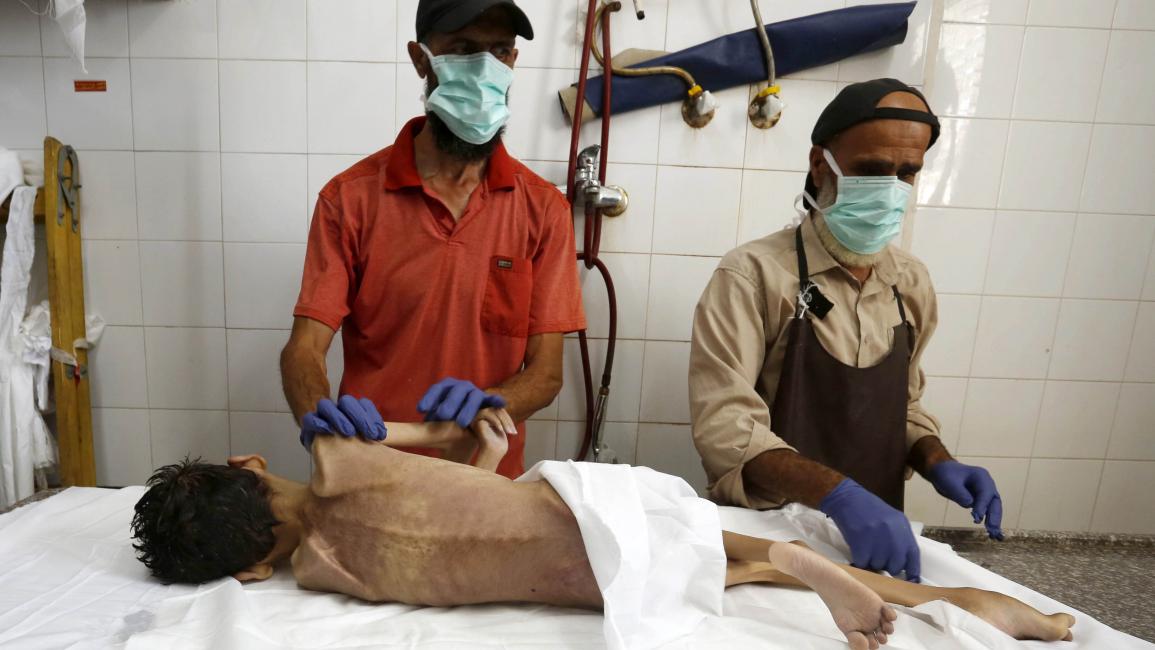 طفل مصاب بهزال حاد داخل مستشفى شهداء الأقصى (أشرف أبو عمرة/الأناضول)