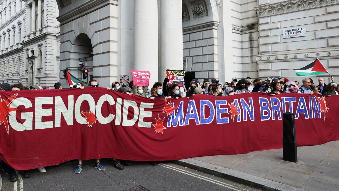 حمل المتظاهرون شعارات تحمّل بلدهم مسؤولية في حرب الإبادة: "حرب الإبادة صنعت في بريطانيا" (رويترز / هولي آدامز)