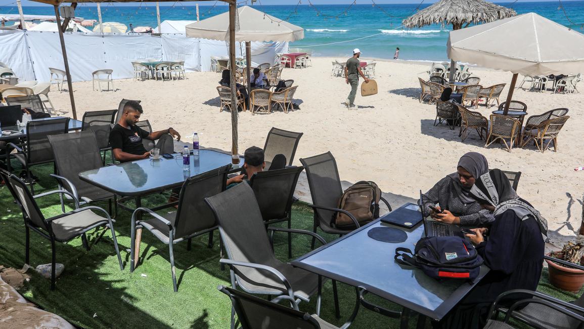 يقع مقهى "We Work" على شاطئ بحر مدينة خانيونس جنوبي القطاع (عبد الرحيم الخطيب/الأناضول)