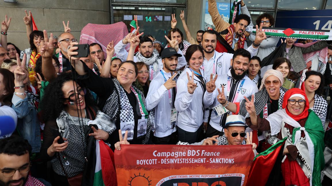رياضيون فلسطينيون مشاركون في أولمبياد 2024 يصلون مطار شارل ديغول (25/7/2024 الأناضول)