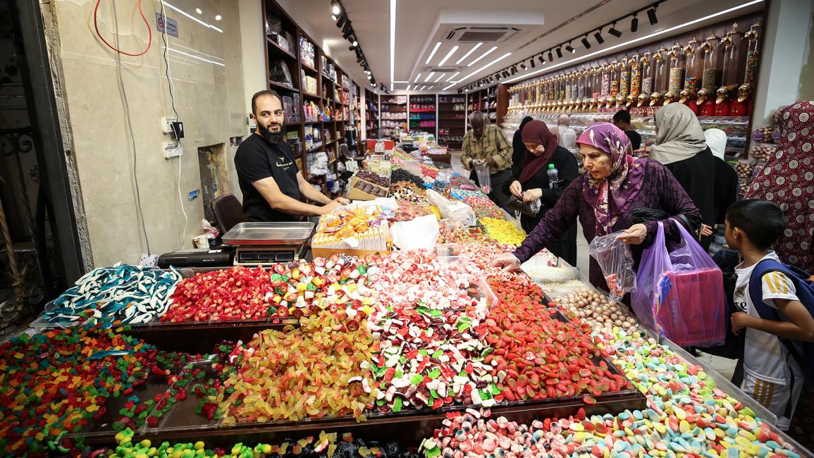 إقبال كبير على شراء الحلويات في المدينة القديمة من القدس المحتلة (سعيد قاق/الأناضول)