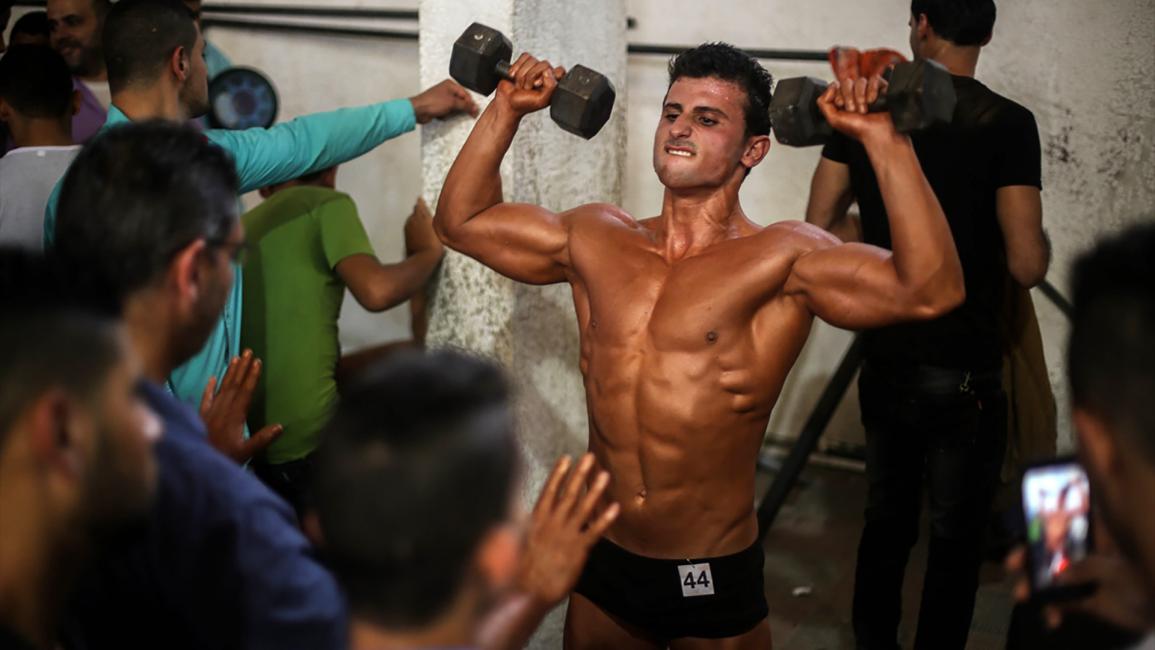 شبان من غزة يستعرضون عضلاتهم ببطولة لكمال الأجسام 
