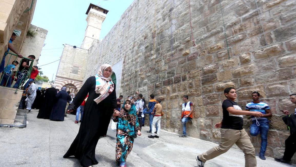 المسجد الإبراهيمي في الخليل.. فلسطينيون يصلّون تحت الحراب