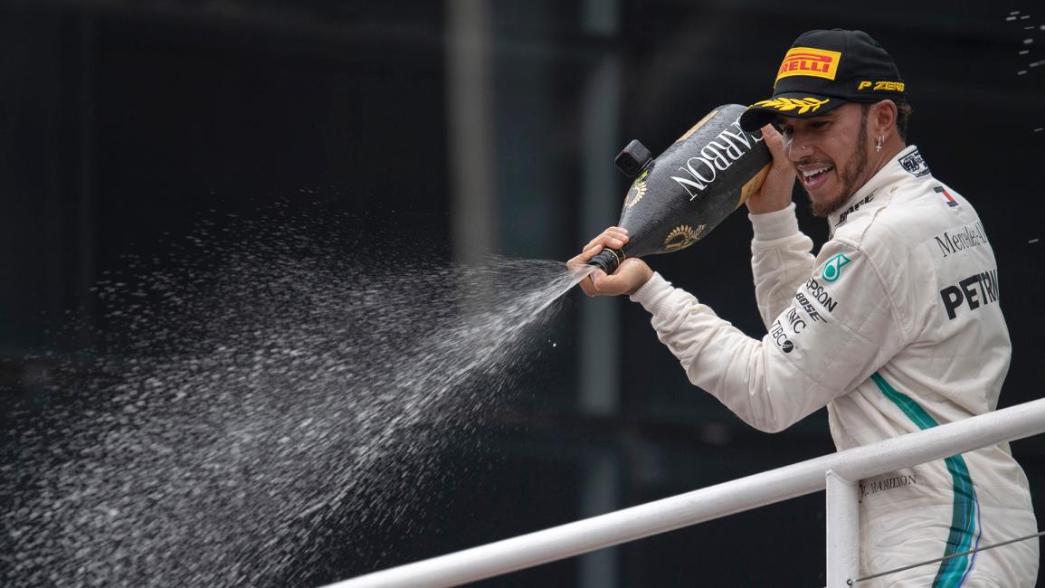 البريطاني لويس هاميلتون يحتفل بلقب بطولة العالم للفورمولا1 