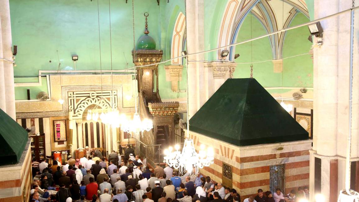 المسجد الإبراهيمي في الخليل.. فلسطينيون يصلّون تحت الحراب