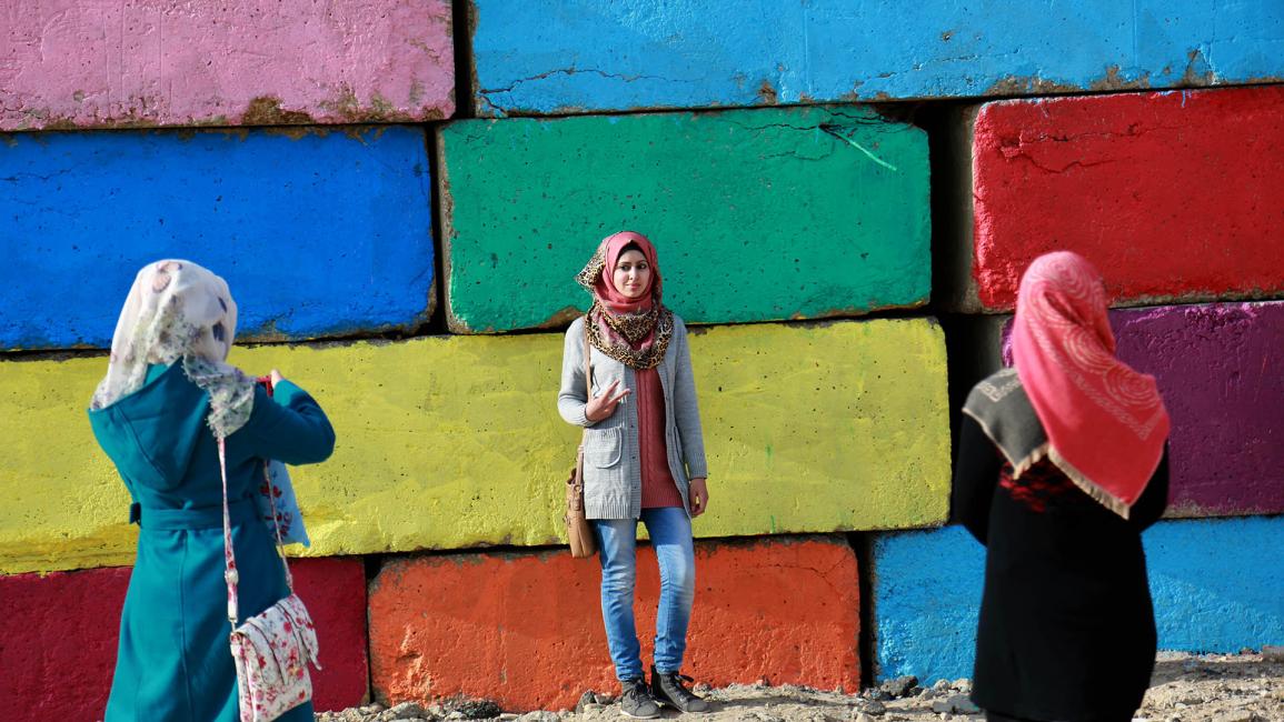 جدران ميناء غزة تنبض بالألوان