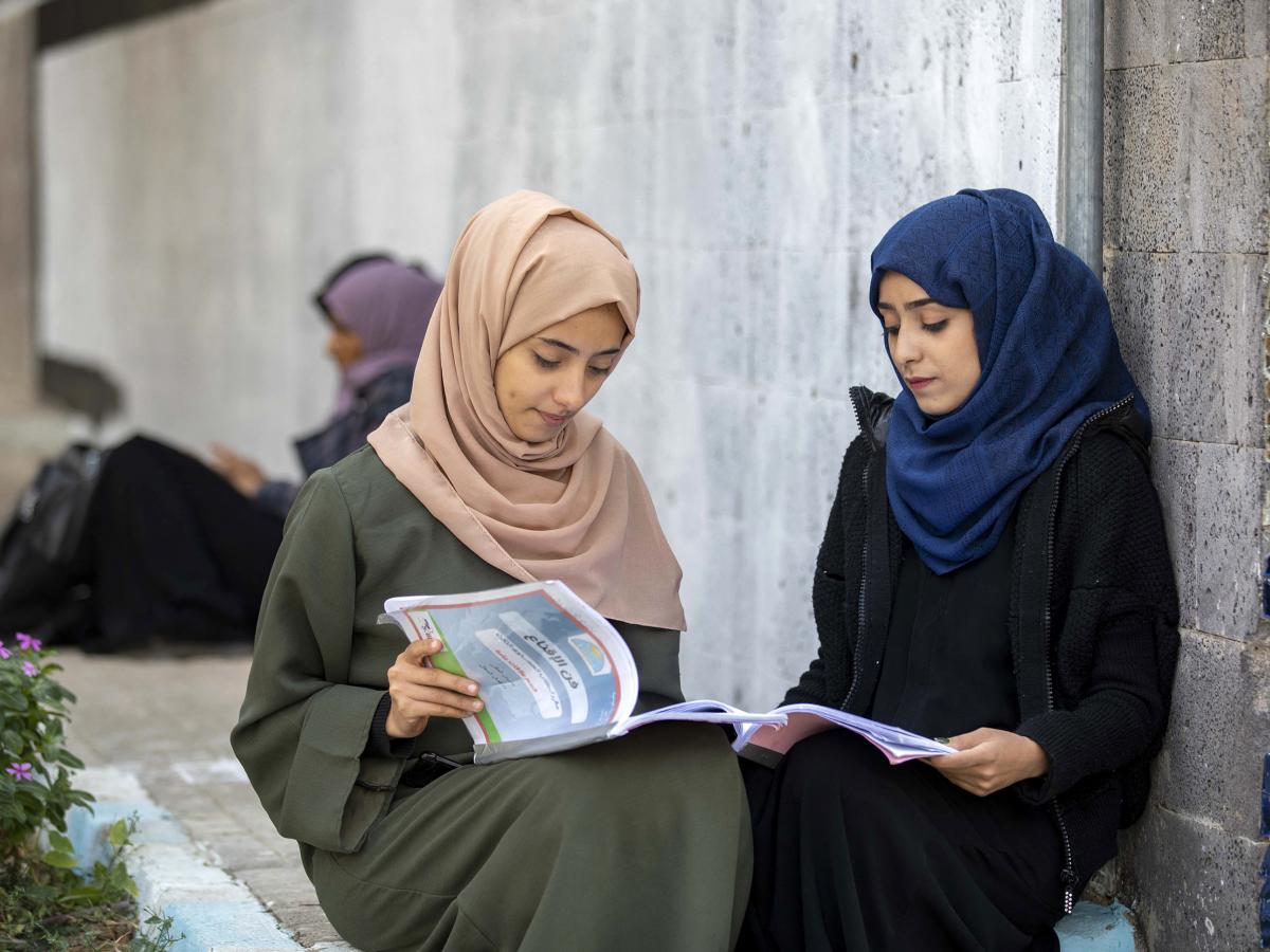 يجب أن تتضافر الجهود لمواصلة تعليم الفتيات في كل المراحل (أحمد الباشا/ فرانس برس)