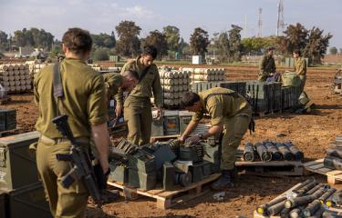 جنود إسرائيليون يجمعون ذخيرة قرب حدود غزة، 2 سناير 2024 (Getty)