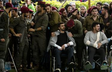 المقاومة تعمّق خسائر الاحتلال جنود إسرائيليون خلال جنازة زميلهم، 14 يناير 2024 (أمير ليفي/Getty)