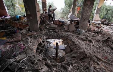 من الدمار الذي لحق مخيم البريج في غزة إثر قصف إسرائيلي، 3 يونيو 2024 (فرانس برس)