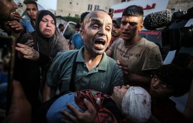 فلسطينيون في غزة يبكون أقارب لهم استشهدوا بغارات الاحتلال، 4 يونيو 2024 (Getty)