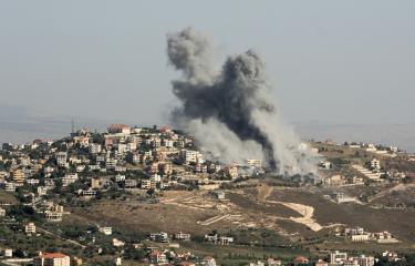 دخان يتصاعد من بلدة في جنوب لبنان جراء غارات إسرائيلية، 8 يونيو 2024 (Getty)