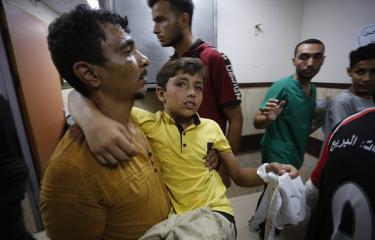 حرب غزة | جرحى في دير البلح وسط القطاع 9/6/2024 (أشرف أبو عمرة/الأناضول)
